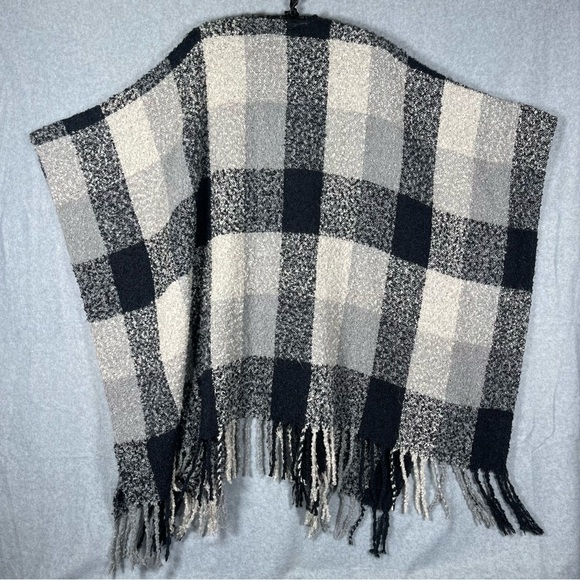 Woolrich Cozy Amelia Plaid Blanket Wrap Poncho Black Grey White Soft One Size - Picture 6 of 8